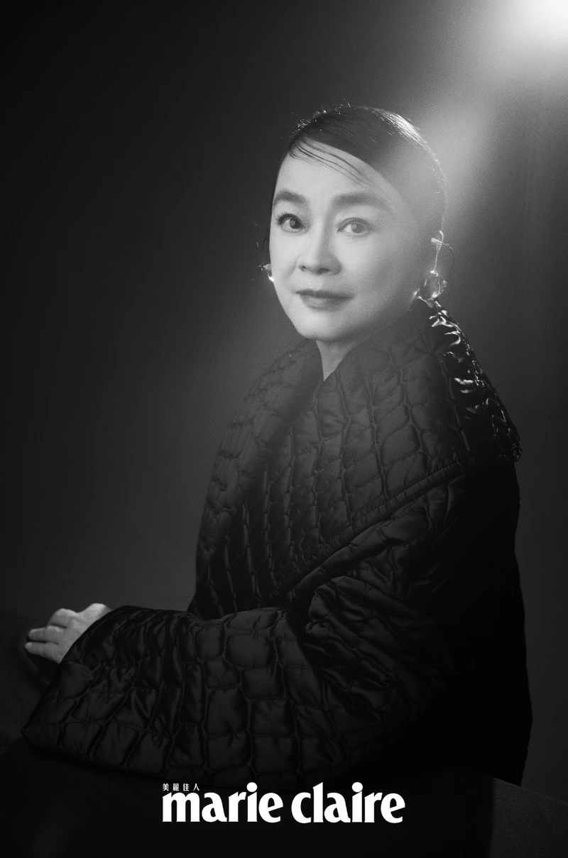 黑色翻領壓紋外套、黑色高跟鞋,Versace ;紅色耳環,Ferragamo ;黑色洋裝,ZARA。 黑色翻領壓紋外套、黑色高跟鞋,Versace ;紅色耳環,Ferragamo ;黑色洋裝,ZARA。