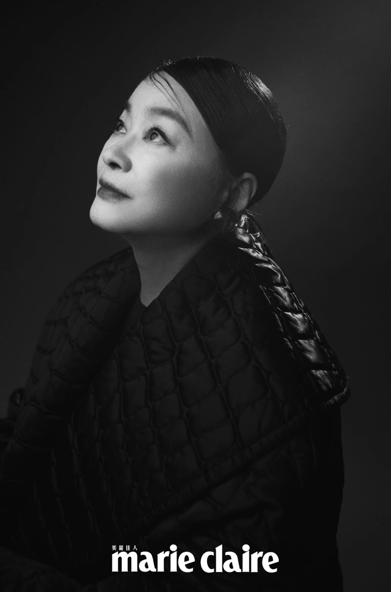 黑色翻領壓紋外套、黑色高跟鞋,Versace ;紅色耳環,Ferragamo ;黑色洋裝,ZARA。 黑色翻領壓紋外套、黑色高跟鞋,Versace ;紅色耳環,Ferragamo ;黑色洋裝,ZARA。