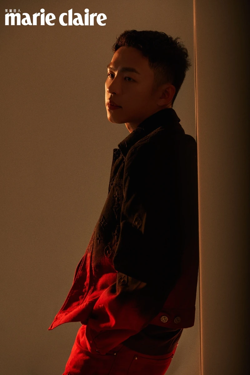 黑色襯衫、紅色丹寧外套、長褲，Louis Vuitton 。