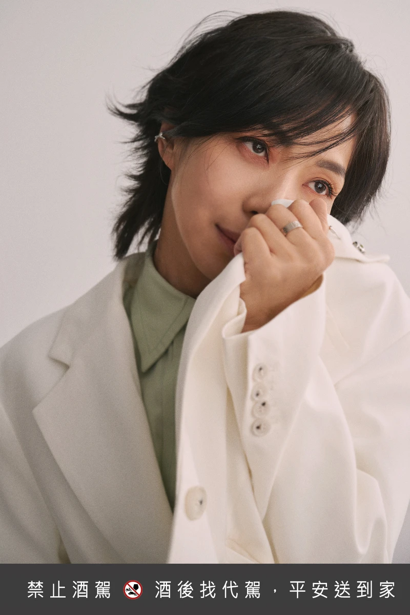 Outfit/Cos Atelire,Shirts/Lanvin,Jewelry/Cartier,Clip-on earrings/TAST boutique,Shoes/Charles&Keith Outfit/Cos Atelire,Shirts/Lanvin,Jewelry/Cartier,Clip-on earrings/TAST boutique,Shoes/Charles&Keith