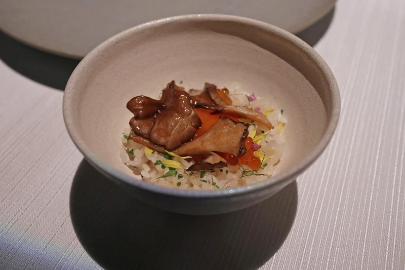 生蛋黃拌飯。 生蛋黃拌飯。