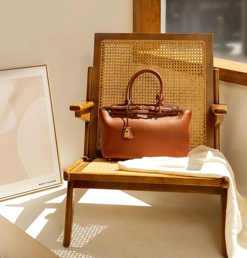 柔軟牛皮革Celine Conti手袋,Celine By Hedi Slimane。 柔軟牛皮革Celine Conti手袋,Celine By Hedi Slimane。