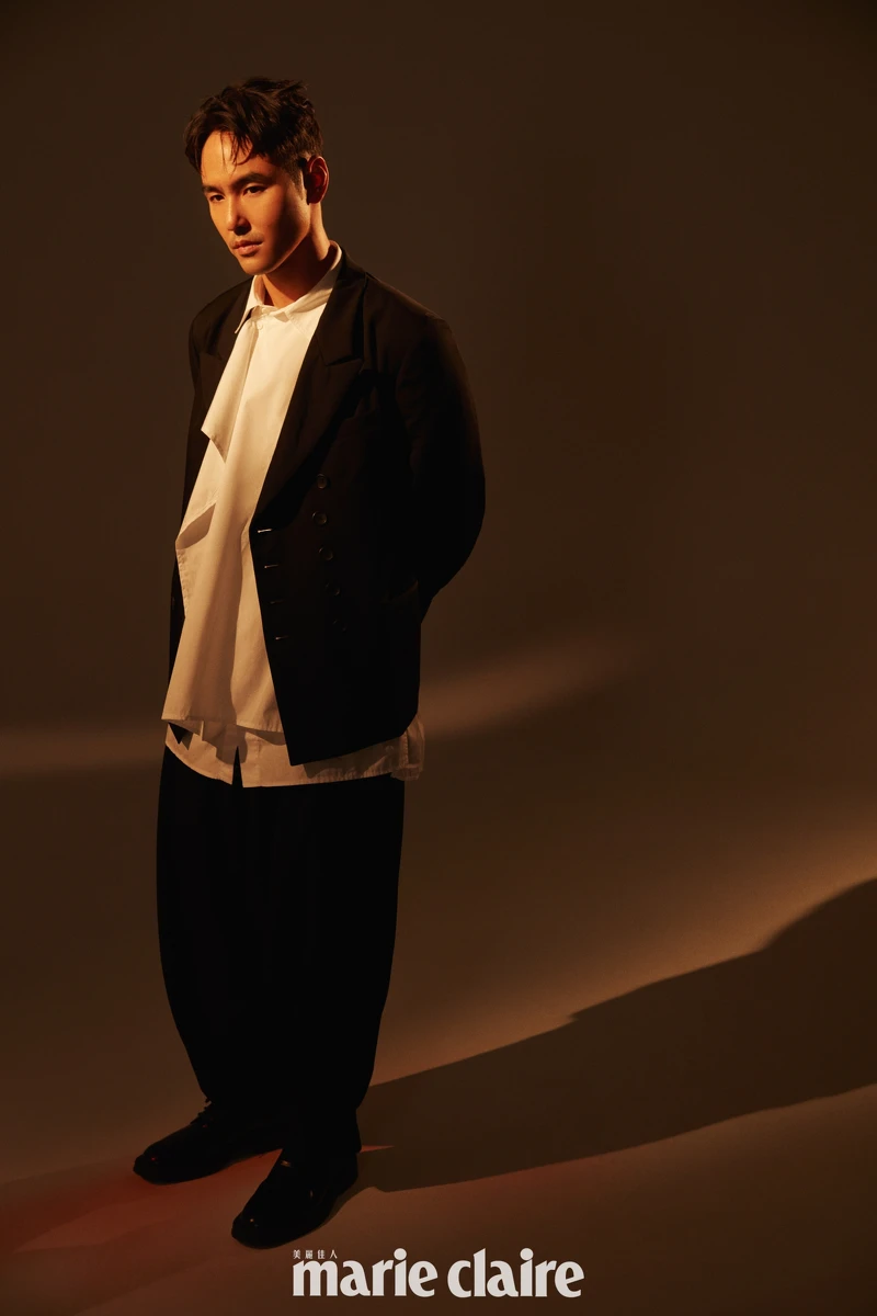 黑色西裝外套、白襯衫、黑色長褲/all by Yohji Yamamoto 黑色皮鞋/Tod’s 黑色西裝外套、白襯衫、黑色長褲/all by Yohji Yamamoto 黑色皮鞋/Tod’s