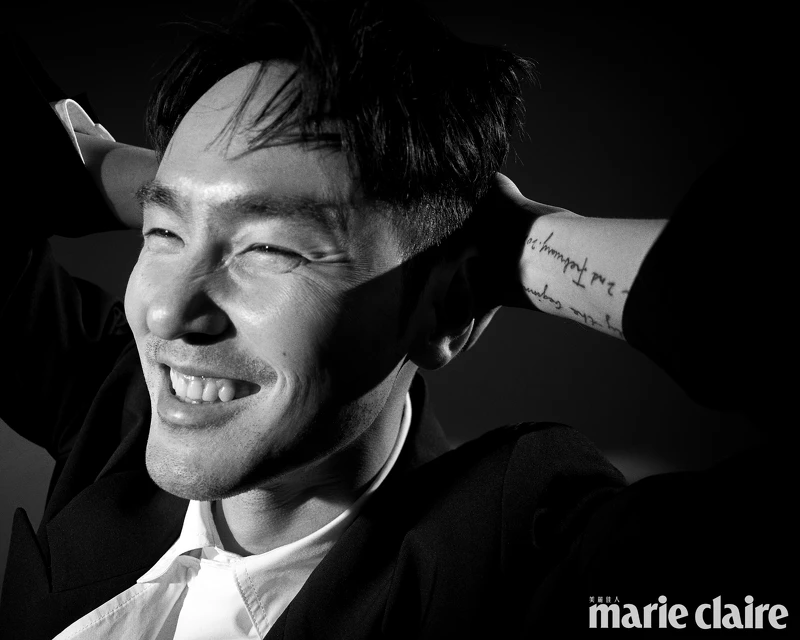 黑色西裝外套、白襯衫/both by Yohji Yamamoto 黑色西裝外套、白襯衫/both by Yohji Yamamoto