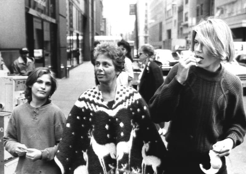 左為 River 的親弟弟、小丑影帝瓦昆菲尼克斯，中間為兩人的母親。