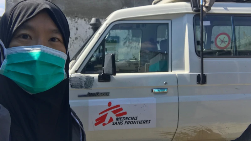 王伊蕾醫師搭乘無國界醫生越野車通勤。