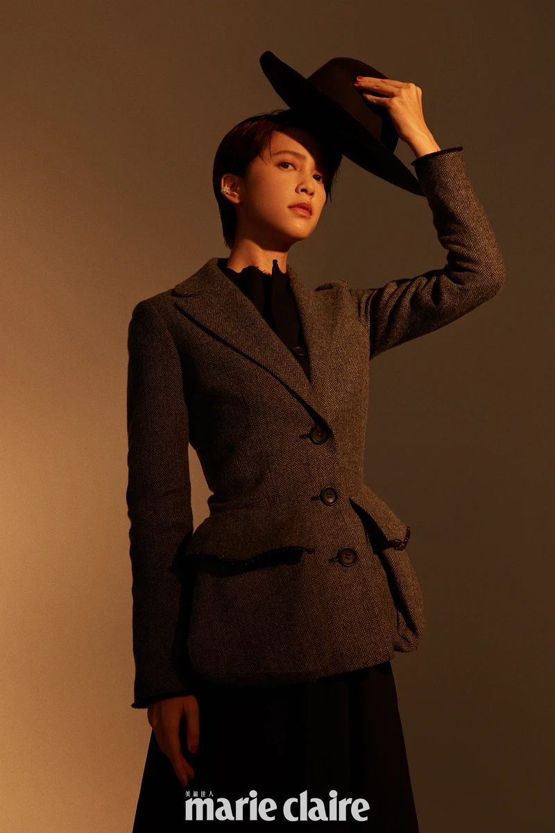 咖啡色寬沿帽、黑色西裝外套、灰色毛呢大口袋外套、黑色長裙／all by Yohji Yamamoto