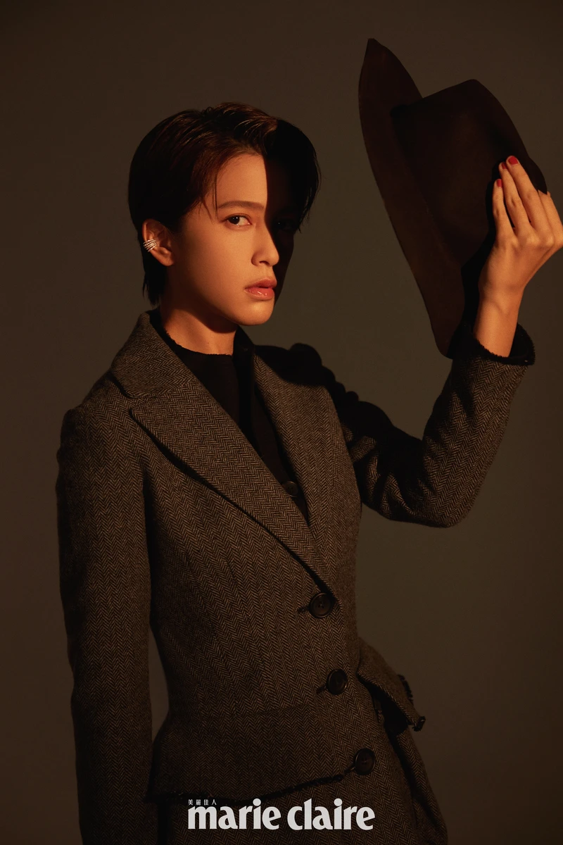 咖啡色寬沿帽、黑色西裝外套、灰色毛呢大口袋外套／both by Yohji Yamamoto