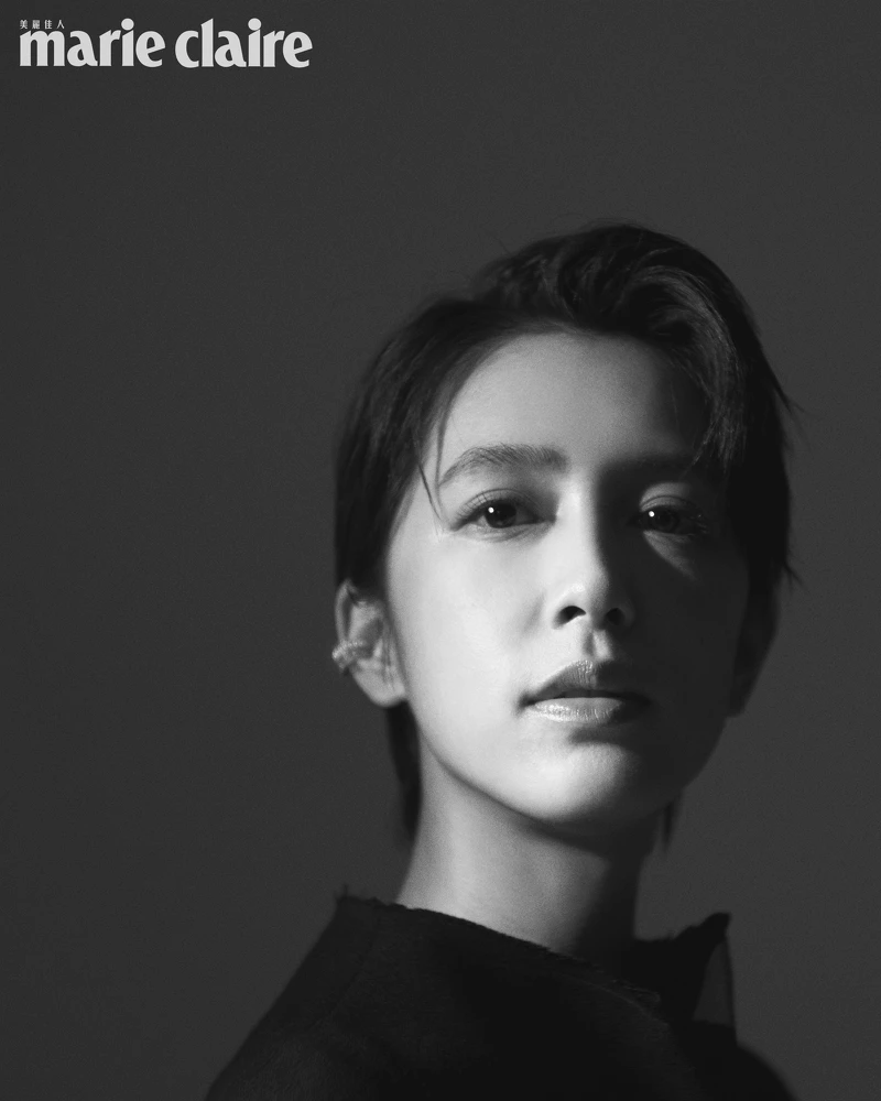 咖啡色寬沿帽、黑色西裝外套、灰色毛呢大口袋外套／both by Yohji Yamamoto