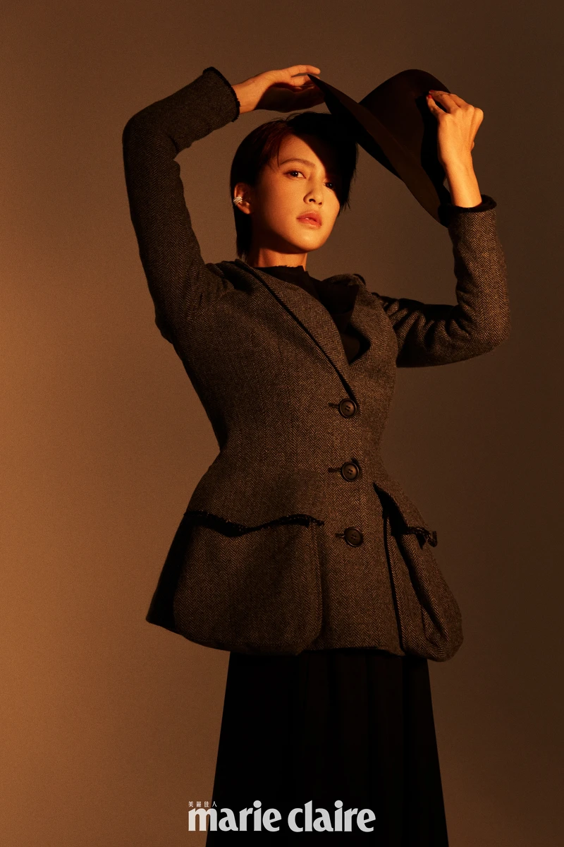 咖啡色寬沿帽、黑色西裝外套、灰色毛呢大口袋外套、黑色長裙／all by Yohji Yamamoto