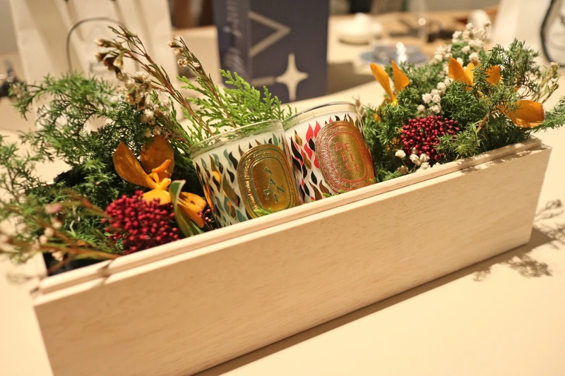 此次餐會每位用餐賓客均可獲得 Diptyque 經典系列香氛蠟燭35g一顆（隨機贈送）。