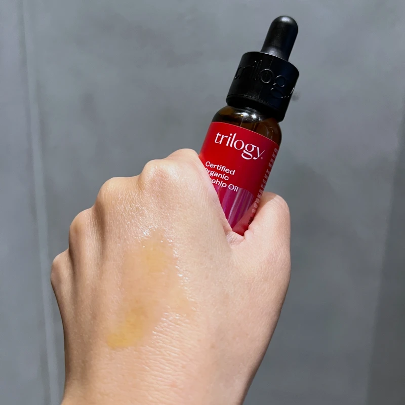 Trilogy有機全效純玫瑰果油質地。 Trilogy有機全效純玫瑰果油質地。