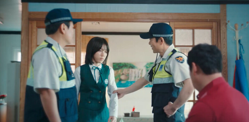 木河(左二)被基浩爸鄭警員(右二)拉向家暴父道歉