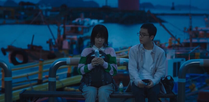 基浩(右)買了船票和紫菜捲給木河(左)，要她有心理準備逃亡的日子