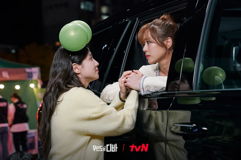 蘭珠(右)記得15年前失約的木河(右)，沙篸慶典讓兩人重逢，彼此惺惺相惜捨不得分開