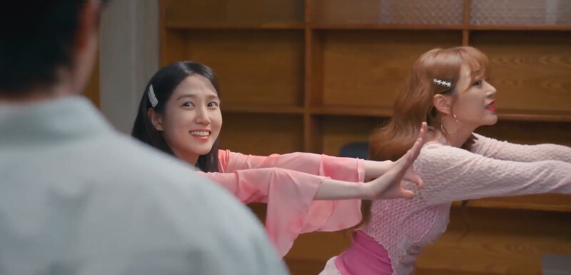 蘭珠和木河在頂樓”複習”勁歌熱曲，扭腰擺臀被保傑撞見