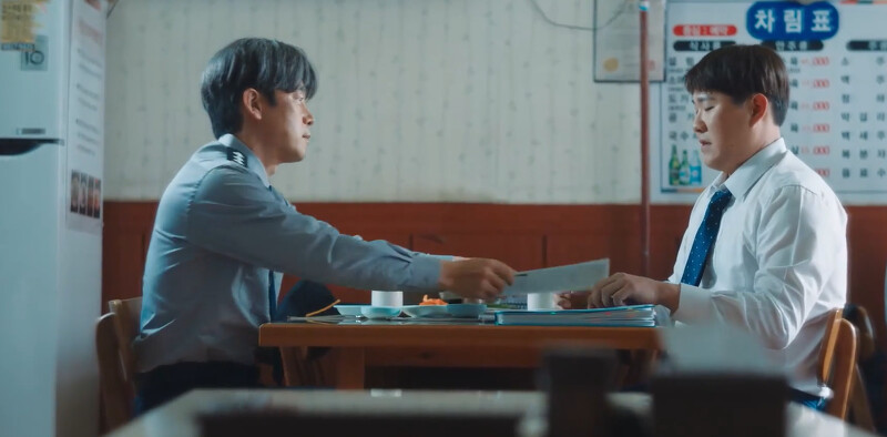 鄭奉完(左)向大雄(右)買保險，大雄勸他別買，沒子嗣繼承何必投保？但鄭奉完堅信基浩活著，受益人偏要寫基浩