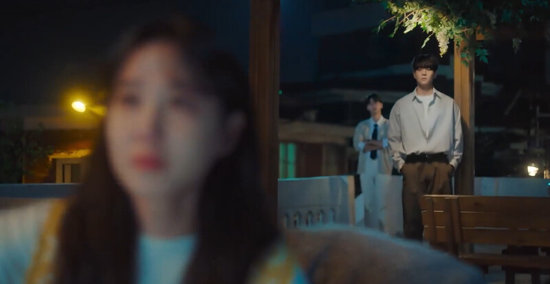 木河在天台練唱《那一夜》想念基浩，保傑在身後靜靜看著，不知道遇學在他身後也靜靜看著，若有所思