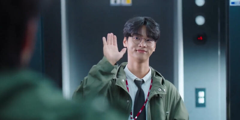 遇學在公司電梯裡遇到保傑，總是黏著保傑的遇學很開心