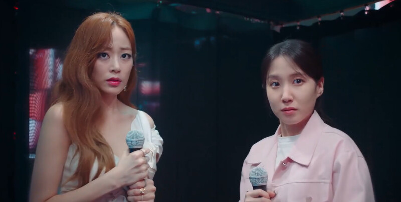 蘭珠和木河躲在攝影棚後台，兩人交換了麥克風，準備讓木河代唱