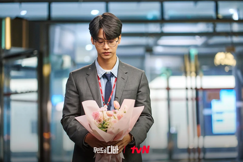 遇學收到屬名基浩送給木河的花束，有些鬱鬱寡歡