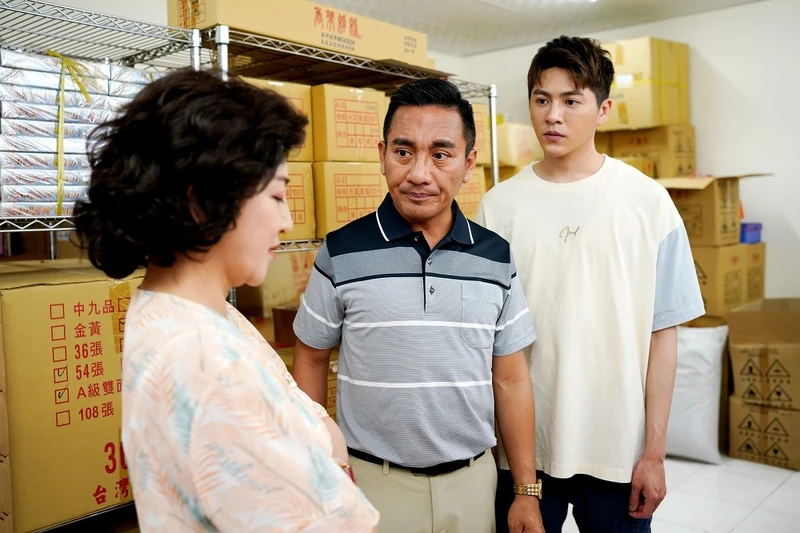 美秀講電話東家長西家短,忘了新峰說要報警,新峰逃回家斥責美秀他差點沒命 美秀講電話東家長西家短,忘了新峰說要報警,新峰逃回家斥責美秀他差點沒命