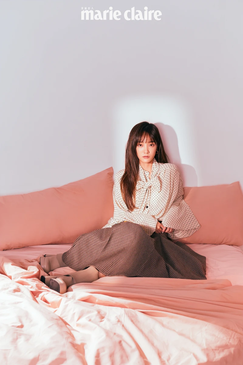 波卡圓點綁帶澎袖襯衫、格紋裙，both by Balmain；Quatre系列耳環，Boucheron；Seiko Lukia 玫瑰金腕錶，Seiko；卡其靴，Charles & Keith。