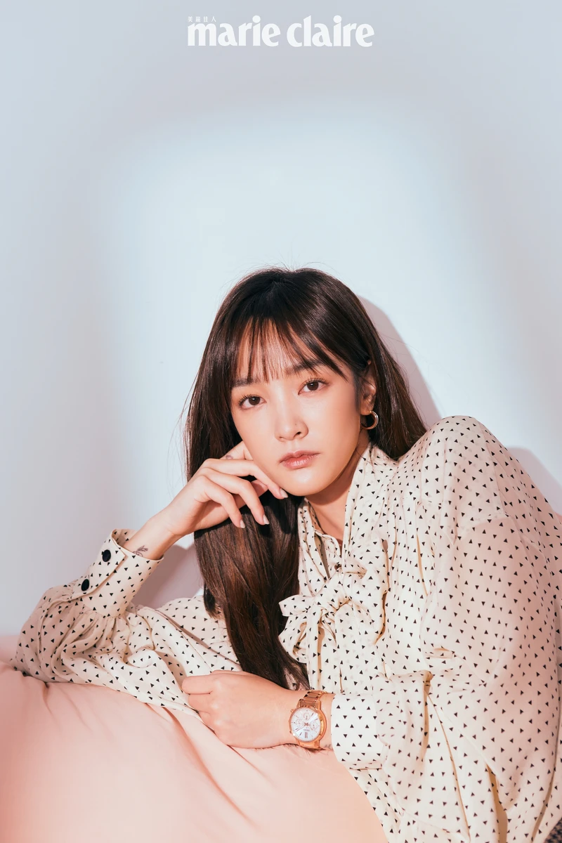 波卡圓點綁帶澎袖襯衫，Balmain；Quatre系列耳環，Boucheron；Seiko Lukia 玫瑰金腕錶，Seiko。