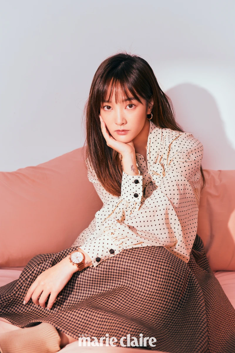 波卡圓點綁帶澎袖襯衫、格紋裙，both by Balmain；Quatre系列耳環，Boucheron；Seiko Lukia 玫瑰金腕錶，Seiko；卡其靴，Charles & Keith。