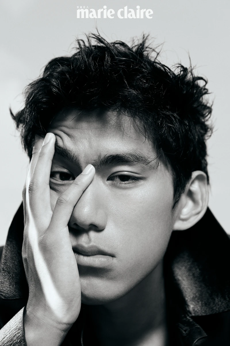 黑色皮大衣，Versace；深藍色背心，Ferragamo。