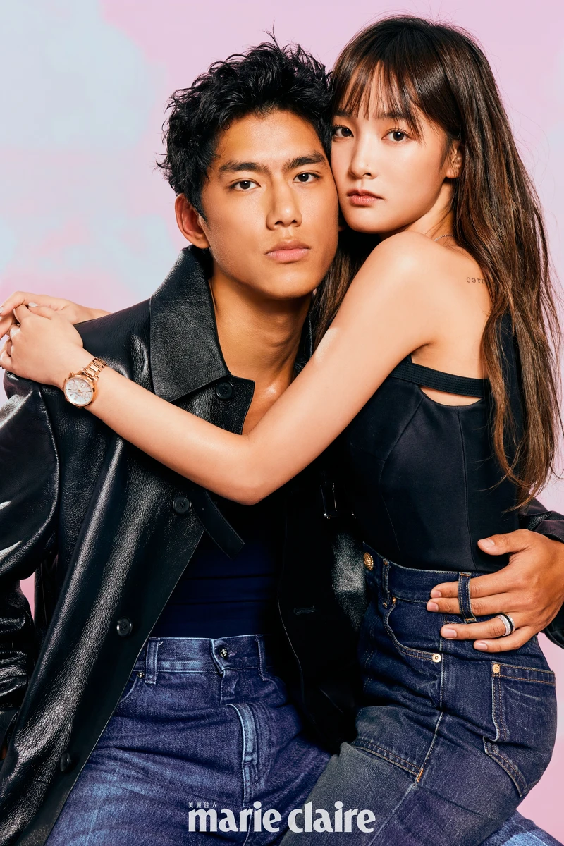 朱軒洋／黑色皮大衣、丹寧褲，both by Versace；深藍色背心，Ferragamo；Quatre寬版戒指，Boucheron。王淨／黑色馬甲，Versace；丹寧長褲，Balmain；Seiko Lukia 玫瑰金腕錶，Seiko。