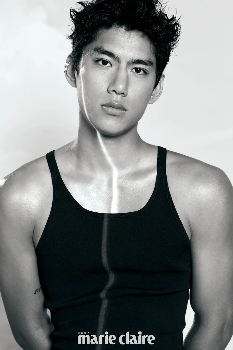 深藍色背心，Ferragamo；Quatre系列白K耳扣、Quatre系列黃K耳扣，both by Boucheron。