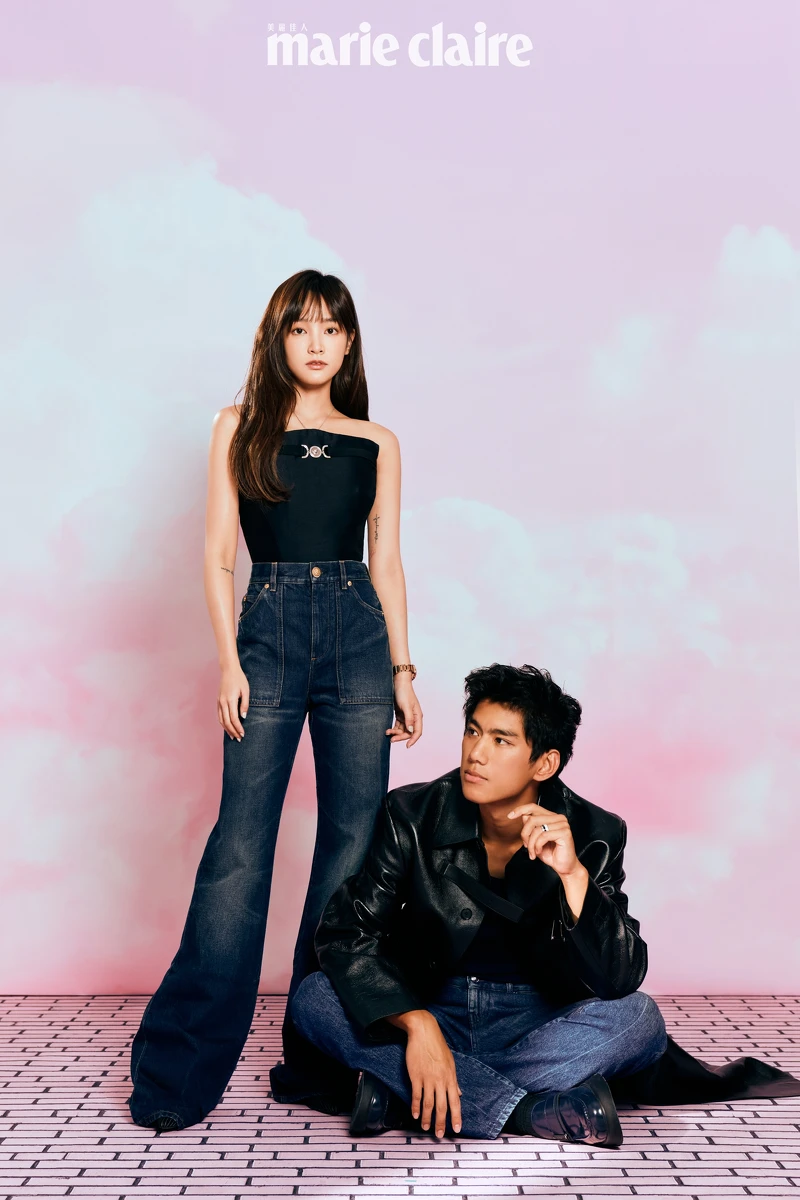 王淨／黑色馬甲，Versace；丹寧長褲，Balmain；Quatre鍊墜項鍊，Boucheron；Seiko Lukia 玫瑰金腕錶，Seiko；Devon 繞踝尖頭跟鞋，Charles & Keith。朱軒洋／黑色皮大衣、丹寧長褲，both by Versace；深藍色背心，Ferragamo；Quatre系列寬版戒指、Quatre系列白K耳扣、Quatre系列黃K耳扣，all by Boucheron；Hybrix 皮革樂福鞋，Pedro。