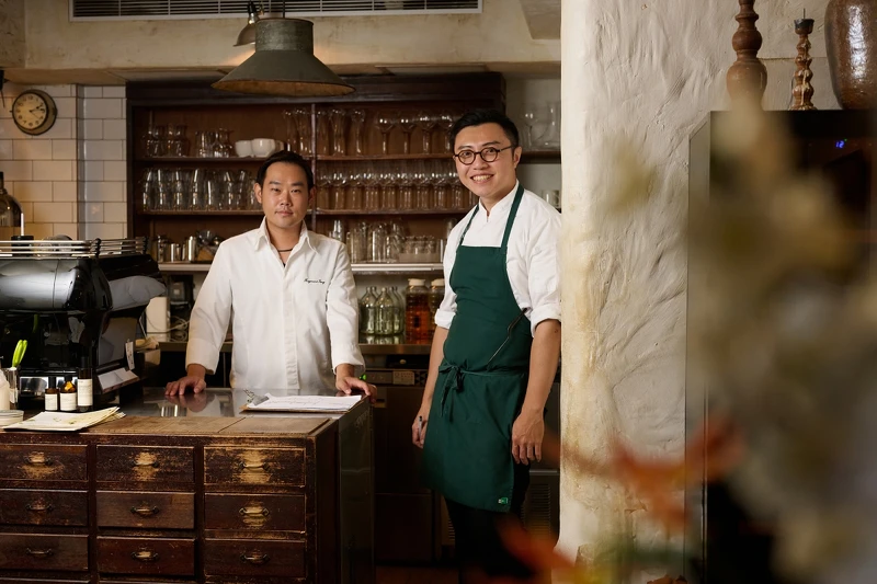 左為「小樂沐」主廚方柏儼(Raymond),右為香色主廚邱一中(Steve) 左為「小樂沐」主廚方柏儼(Raymond),右為香色主廚邱一中(Steve)