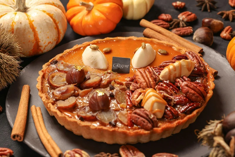派對三重奏 Best of Thanksgiving Pie」是由糖漬栗子派、經典南瓜派與美式胡桃派,三款節慶必備的派點組合而成,讓消費者可以一次盡享三種口味 派對三重奏 Best of Thanksgiving Pie」是由糖漬栗子派、經典南瓜派與美式胡桃派,三款節慶必備的派點組合而成,讓消費者可以一次盡享三種口味