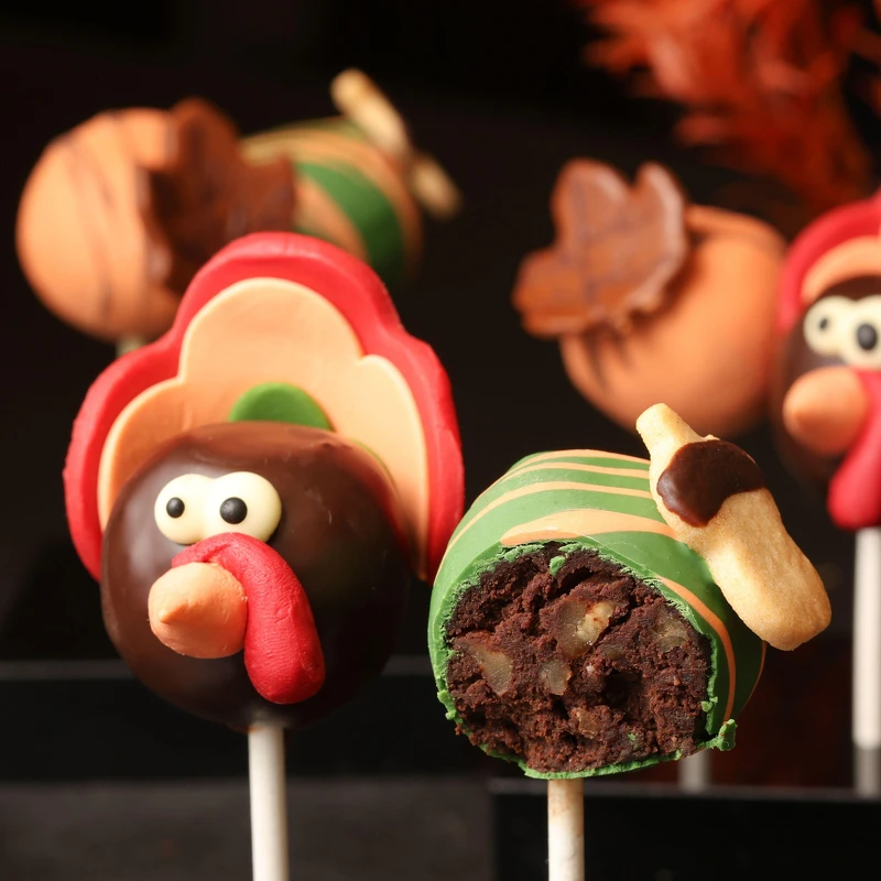 棒棒糖蛋糕是最受小朋友歡迎的甜點,晶華也為節日設計「感恩節棒棒糖蛋糕」,並以可愛咕咕火雞、圓潤飽滿松果,以及秋末楓紅的意象呈現 棒棒糖蛋糕是最受小朋友歡迎的甜點,晶華也為節日設計「感恩節棒棒糖蛋糕」,並以可愛咕咕火雞、圓潤飽滿松果,以及秋末楓紅的意象呈現