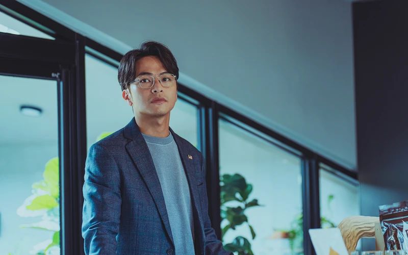 楊銘威在Netflix《此時此刻》飾演33年深櫃主管 楊銘威在Netflix《此時此刻》飾演33年深櫃主管