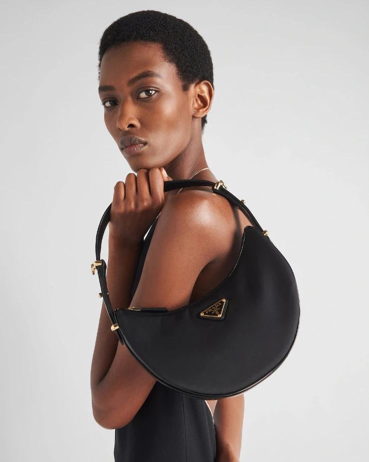 Prada Arqué Re-Nylon 及亮面皮革肩背袋NT$68,000。 Prada Arqué Re-Nylon 及亮面皮革肩背袋NT$68,000。