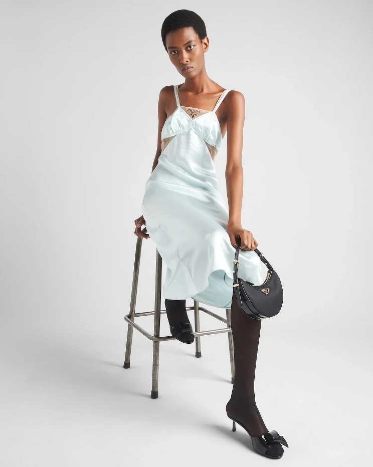 Prada Arqué Re-Nylon 及亮面皮革迷你肩背袋NT$66,000。 Prada Arqué Re-Nylon 及亮面皮革迷你肩背袋NT$66,000。