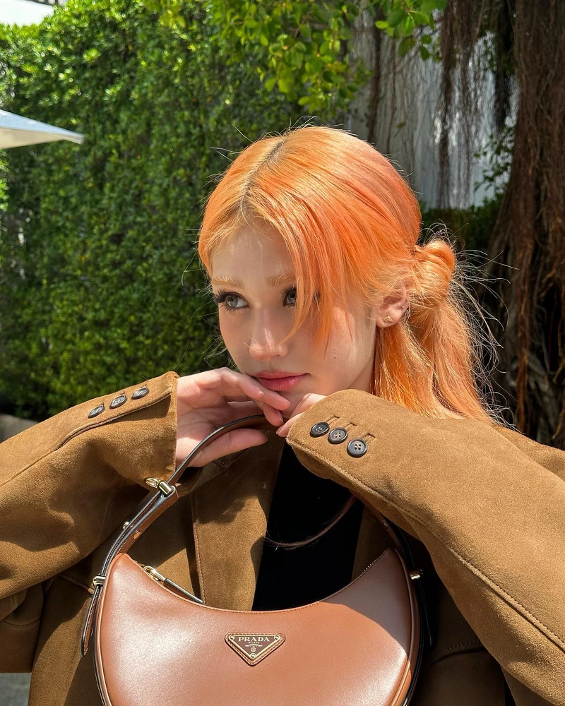 Somi示範Arqué包款。 Somi示範Arqué包款。