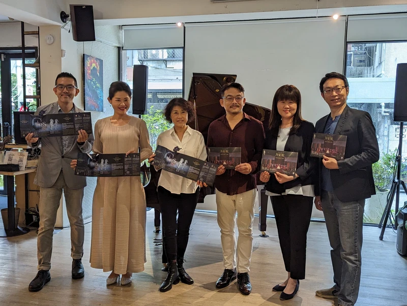 馬斯內歌劇《灰姑娘》臺北分享會合照2(左起)主持人焦元溥、女高音黃莉錦、歌劇院總監邱瑗、男低音羅俊穎、聲樂指導徐嘉琪、男中音趙方豪©臺中國家歌劇院 馬斯內歌劇《灰姑娘》臺北分享會合照2(左起)主持人焦元溥、女高音黃莉錦、歌劇院總監邱瑗、男低音羅俊穎、聲樂指導徐嘉琪、男中音趙方豪©臺中國家歌劇院