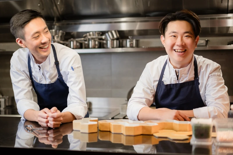 左為副主廚陳泊均(Benson),右主廚為羅偉誠(Leo)。 左為副主廚陳泊均(Benson),右主廚為羅偉誠(Leo)。