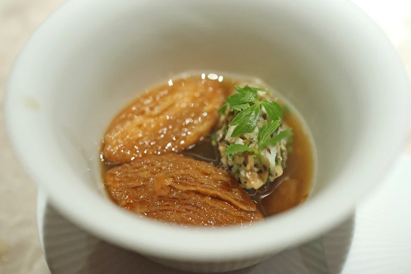 主廚重新詮釋的「肉骨茶」。 主廚重新詮釋的「肉骨茶」。