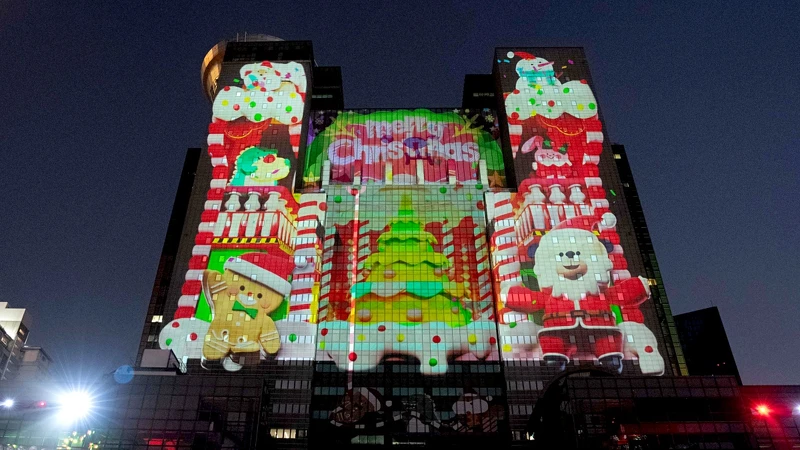 首支光雕投影秀「再度閃耀篇」，由桑塔熊擔任主角與薑餅人躍上市府大樓