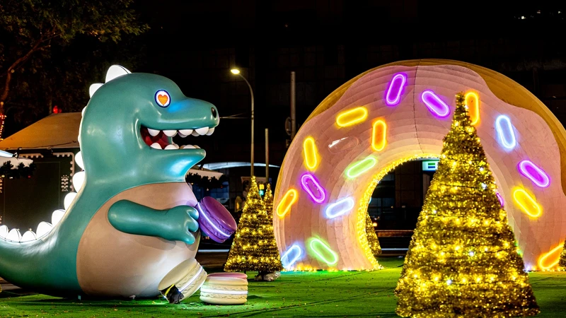 站前廣場「甜點小鎮Sweets Town」燈區，由可愛擔當的馬卡龍為主角，糖果、馬卡龍及甜甜圈等元素可愛又好拍！