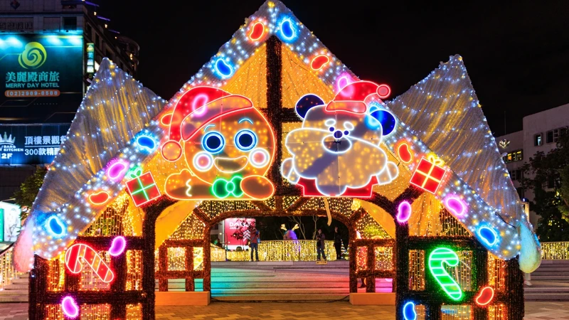 府中廣場「薑餅樂園」燈區的「皇冠巧克力屋」，還出現了薑餅人！