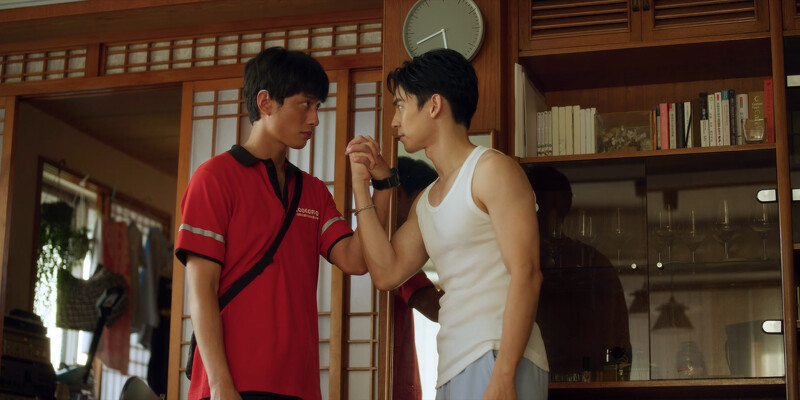 林柏宏(右)傳遞”戀愛攻心大法”給劉俊謙(左)