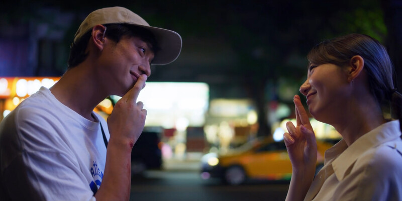 郭雪芙(右)學劉俊謙比手語”秘密”