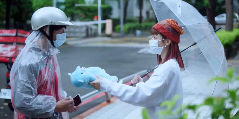 宋芸樺(右)把Joy最後死命也要夾到的”紀念娃娃”送給想撿舊物的劉俊謙，說著是Joy(舊)的，她不要了