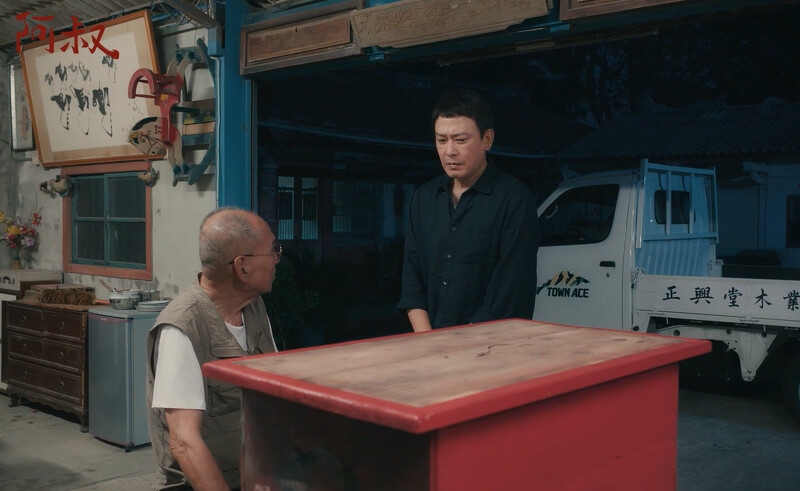 阿文師(左)拒絕文欽(右)後又於心不忍,告訴他可在身旁靜靜地看他修復,能看懂到什麼憑文欽的慧根了 阿文師(左)拒絕文欽(右)後又於心不忍,告訴他可在身旁靜靜地看他修復,能看懂到什麼憑文欽的慧根了